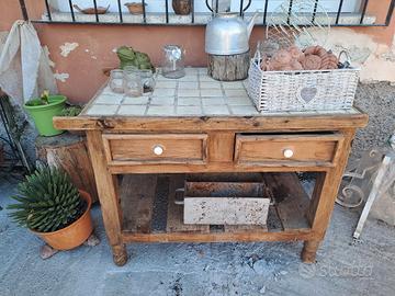tavolo legno con mattonelle