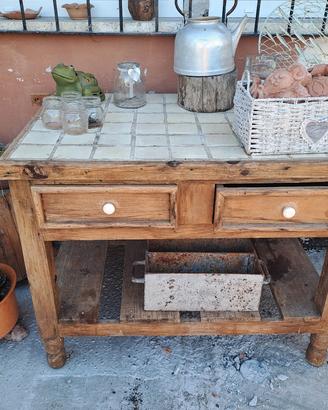 tavolo legno con mattonelle