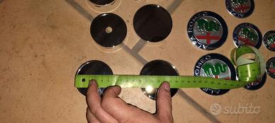 Coprimozzi 5,7cm e 6,5cm + 3 stemmi plastificati