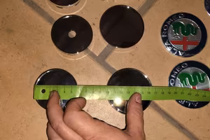Coprimozzi 5,7cm e 6,5cm + 3 stemmi plastificati