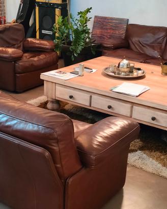 due divani e una poltrona Frau