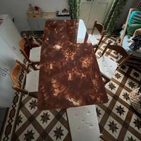 Tavolo in legno con vetro effetto marmo