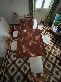 Tavolo in legno con vetro effetto marmo