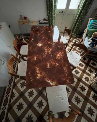 Tavolo in legno con vetro effetto marmo