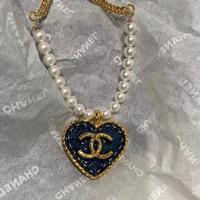 Collana Chanel a cuore da donna