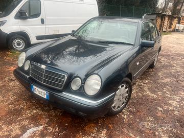 MERCEDES E 200. Benzina