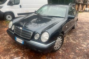 MERCEDES E 200. Benzina