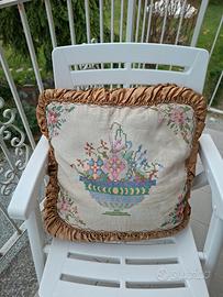 Cuscino vintage accuratamente ricamato a mano 