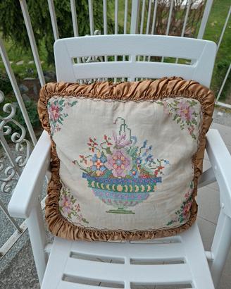 Cuscino vintage accuratamente ricamato a mano 