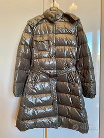 Piumino marrone Moncler lungo con cappuccio