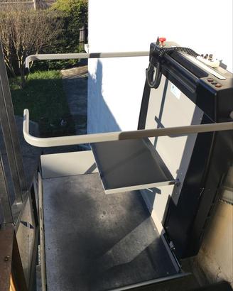 Servoscala a pedana montascale sedile a scomparsa
