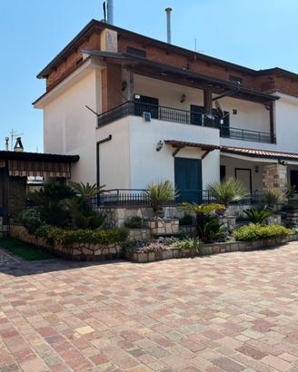 Villa Licola, via s. Nullo in contesto privato