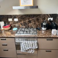 Cucina con pianale in marmo e elettrodomestici