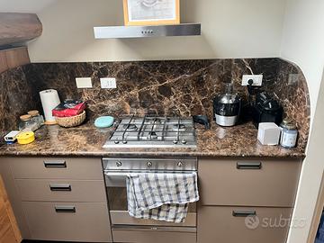 Cucina con pianale in marmo e elettrodomestici