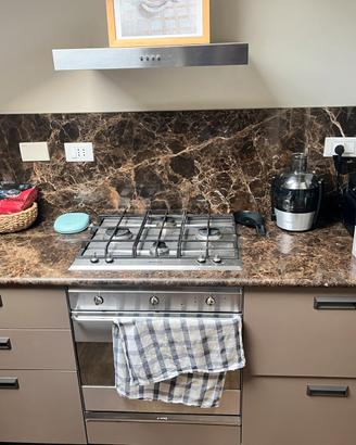 Cucina con pianale in marmo e elettrodomestici