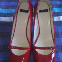 Scarpe in lacca rosse. N 38 SISLEY