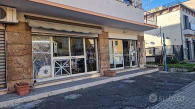 Attività / Licenza di 120 m² con 2 locali a Ciampi