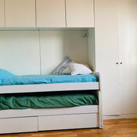 Cameretta bambino con due letti e cassettoni