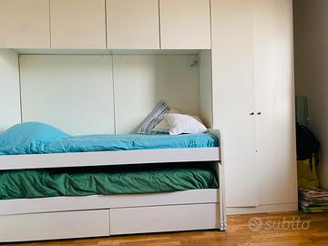 Cameretta bambino con due letti e cassettoni