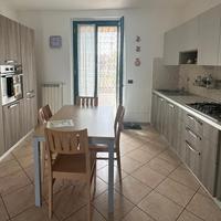 Cucina su due lati con elettrodomestici