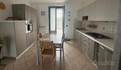 Cucina su due lati con elettrodomestici