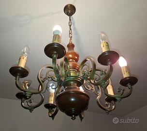 Lampadario vintage in legno e ottone a 8 bracci.