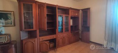 Mobile in legno con vetrine