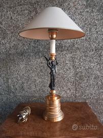 Lampada con base in bronzo. 