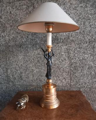 Lampada con base in bronzo. 