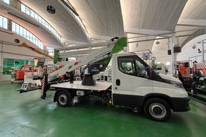 Piattaforma aerea autocarrata Comet 21 su Iveco