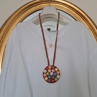 collana all'uncinetto con medaglione fiorellini