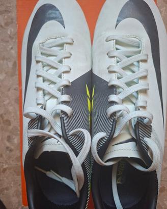 scarpe Nike da calcio con i tacchetti 