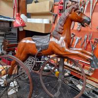 Triciclo con cavallo in legno