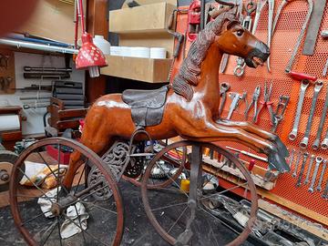 Triciclo con cavallo in legno