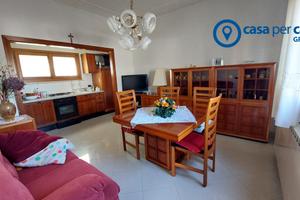 Casa singola con garage e giardino