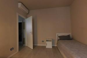 Stanza singola ristrutturata vicina al centro