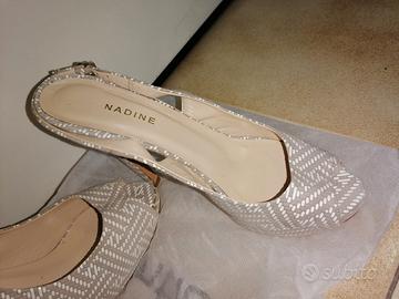 Décolleté aperte davanti laccetto 