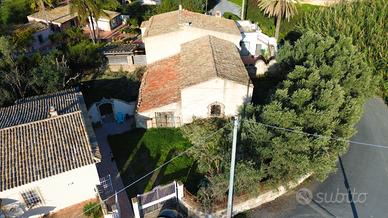 Casale da restaurare con annesso terreno