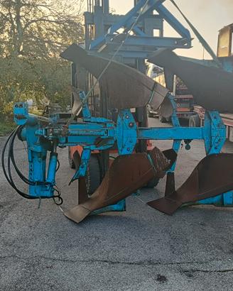 aratro bivomere marca Cesare Rossatti idraulico