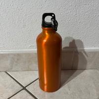 Borraccia in alluminio arancione con moschettone
