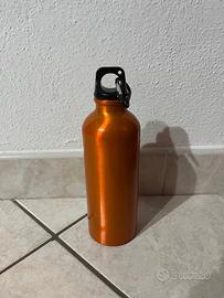 Borraccia in alluminio arancione con moschettone