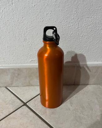 Borraccia in alluminio arancione con moschettone
