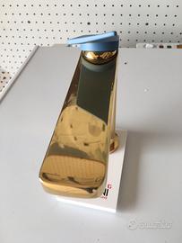 Rubinetto lavabo color oro con maniglia con colore