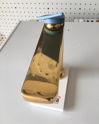 Rubinetto lavabo color oro con maniglia con colore