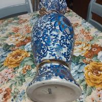 brocca in ceramica con dipinti floreali blu e inse