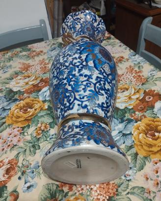 brocca in ceramica con dipinti floreali blu e inse