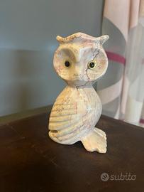 Scultura di un gufo in marmo rosa