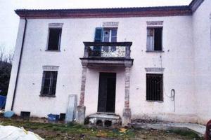 Immobile in asta di 876 m² con 5 locali a Acqui Te
