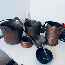 Vecchie pentole e paioli in rame