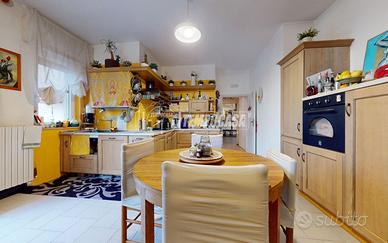 Luminoso 4 vani con atrio interno, comodi balconi